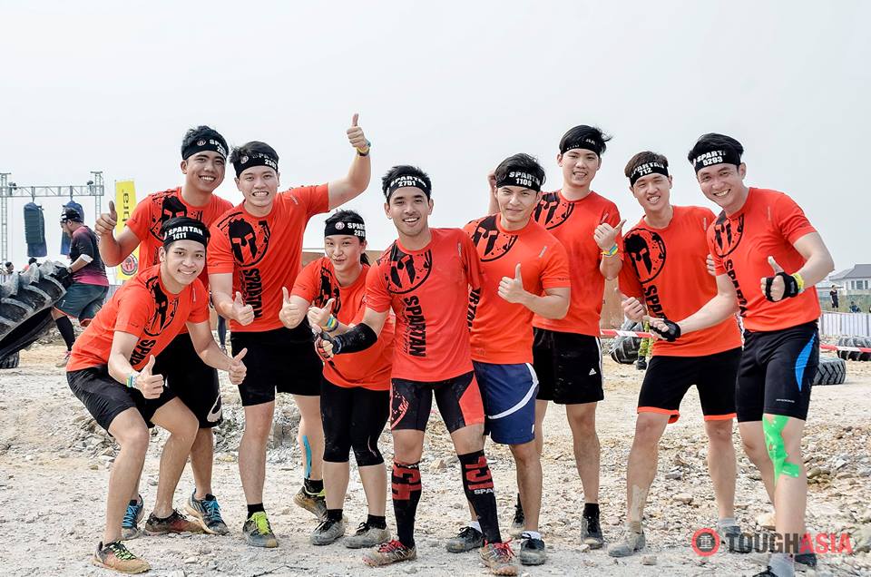 CK Loh (center) with his teammates from Fitspiration whom helped him pull through the  Spartan Race Malaysia. 