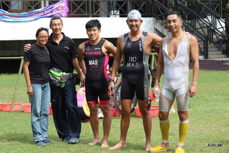 David Lee second from left) got his son, Barry addicted to triathlon at a tender age. Photo from Facebok/BarryLee