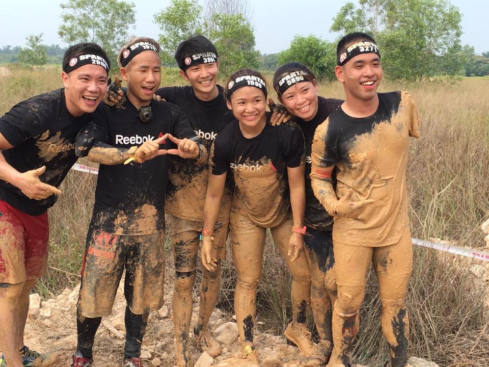 One-armed Spartan, CK Loh (left) with his Reebok teammates. (Spartan Race Malaysia)