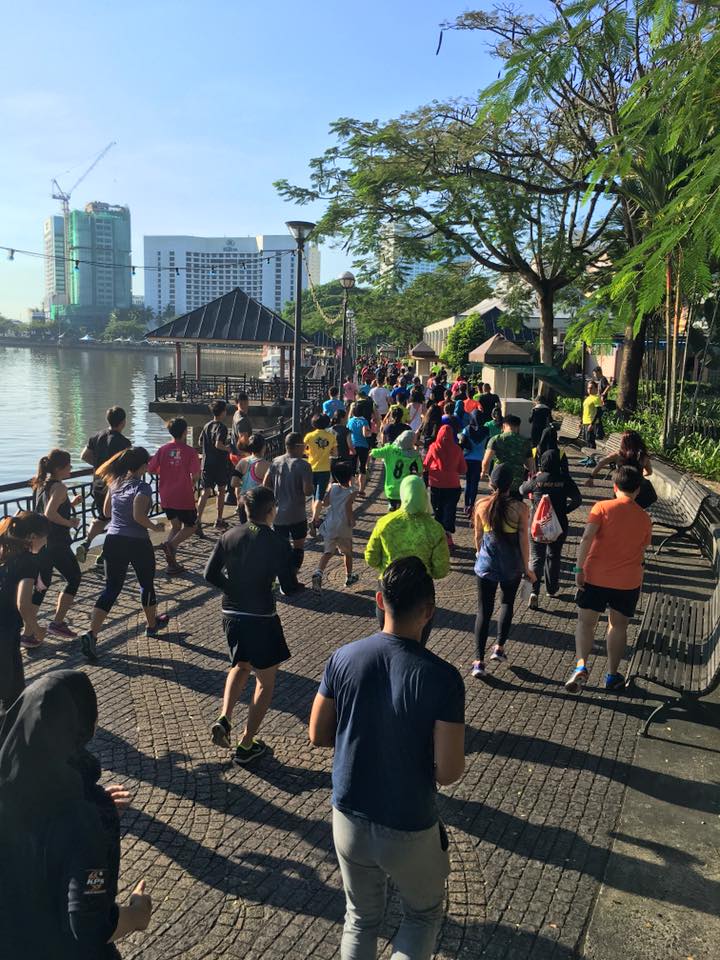 The morning began with a 2km run along Kuching's picturesque waterfront. (Facebook/LynnD Ong)