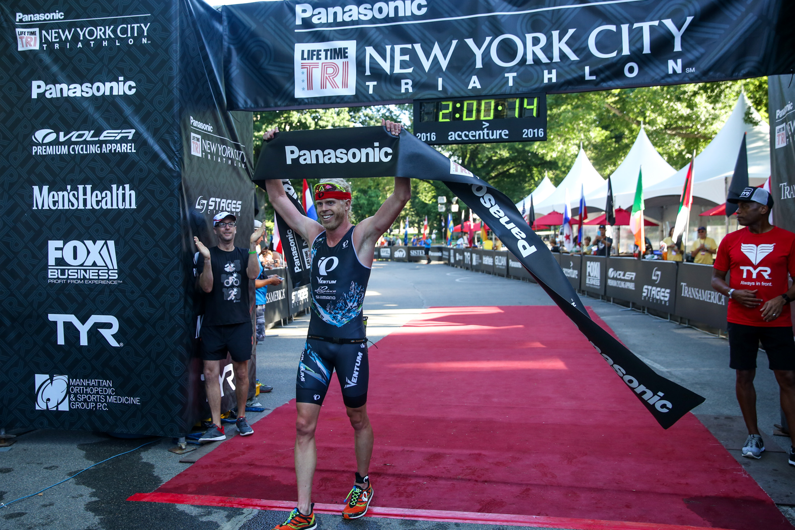 Cameron Dye wins the New York City Triathlon 2016.