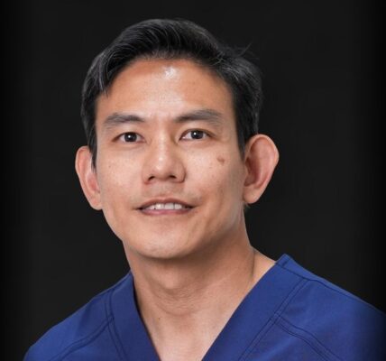 Dr Lester Tan Teong Jin, senior consultant orthopaedic surgeon at Oxford Orthopaedics
